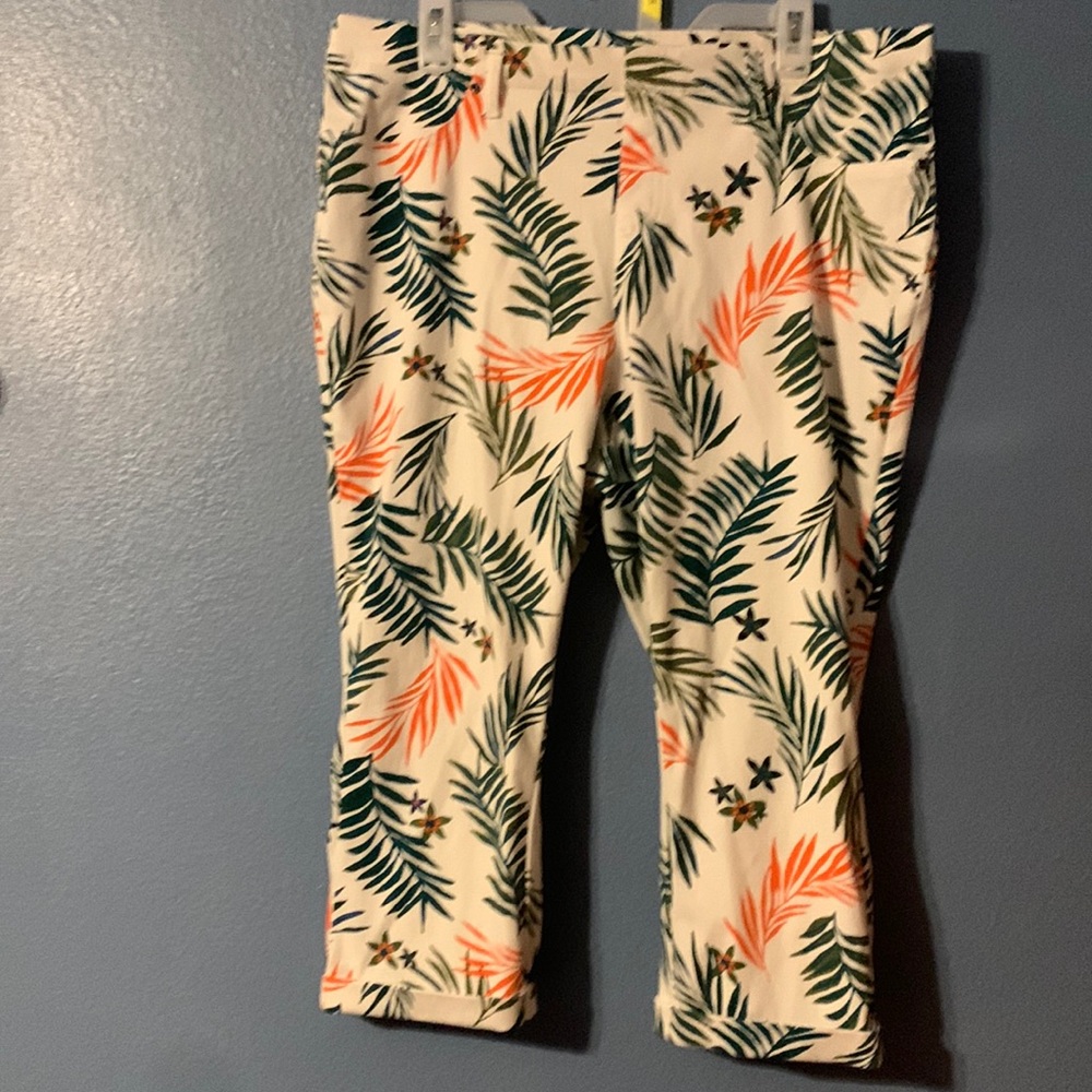 Like new plus tropical capri pants